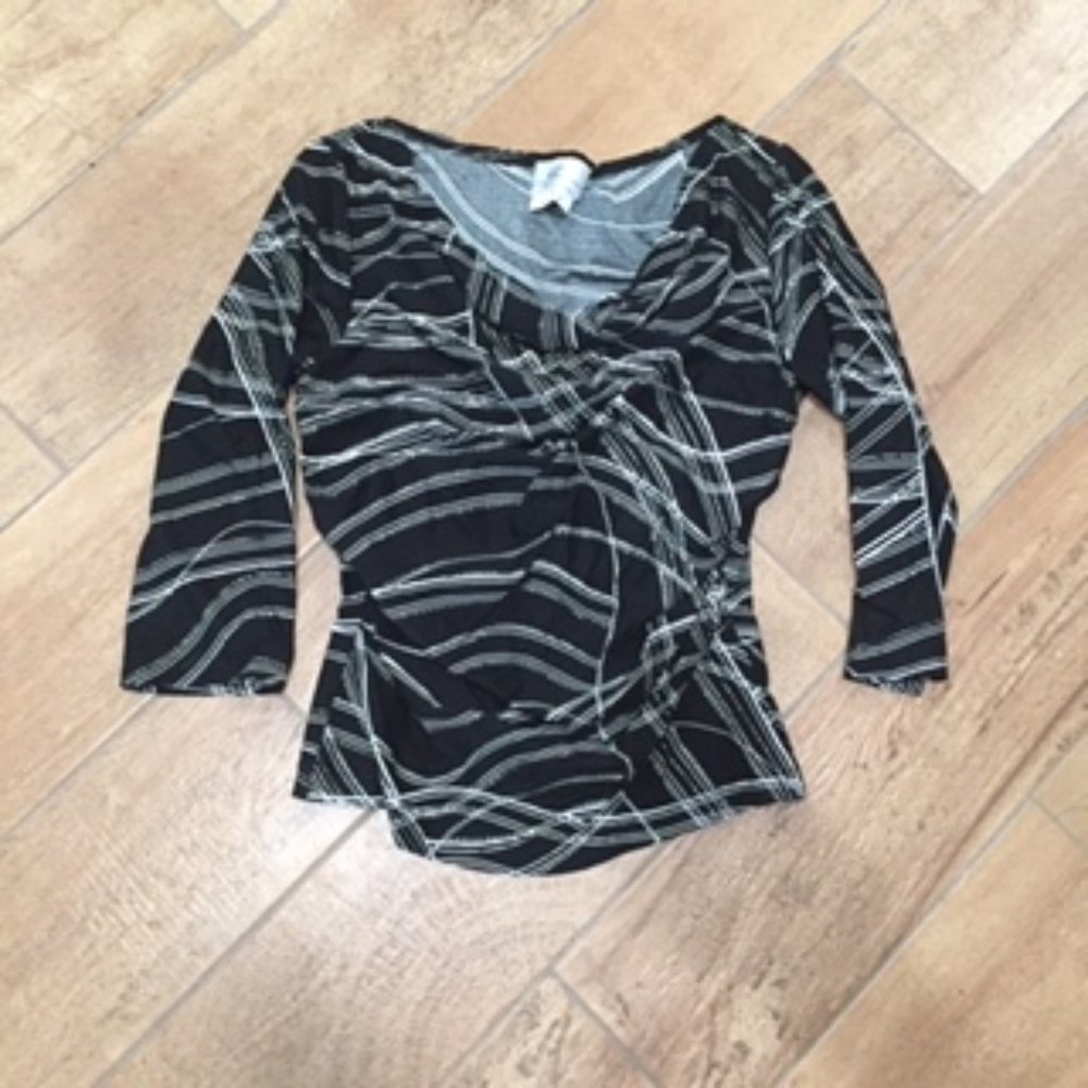 SILVER WHITE AND BLACK BLOUSE SIZE M